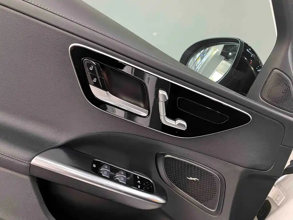 Mercedes-Benz C-Class 2024 — фото 6