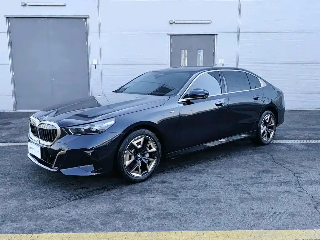 BMW 5 Series 2025 — фото 1