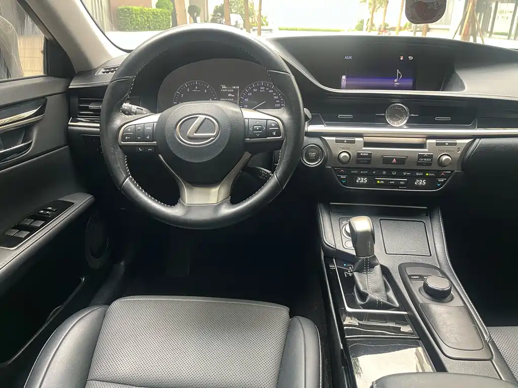 Lexus ES 2018 — фото 28