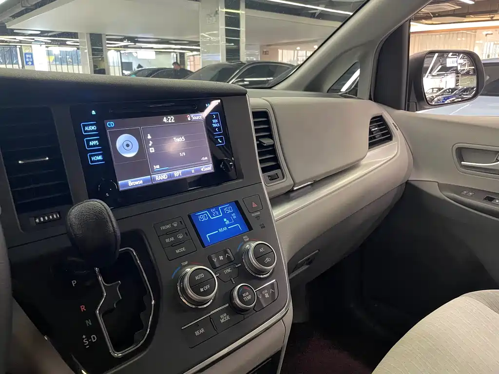 Toyota Sienna 2016 — фото 21