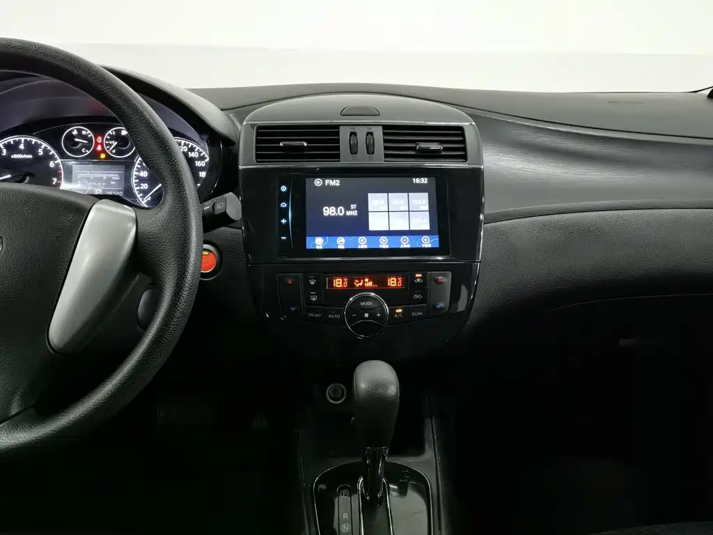 Nissan Tiida 2015 — фото 12