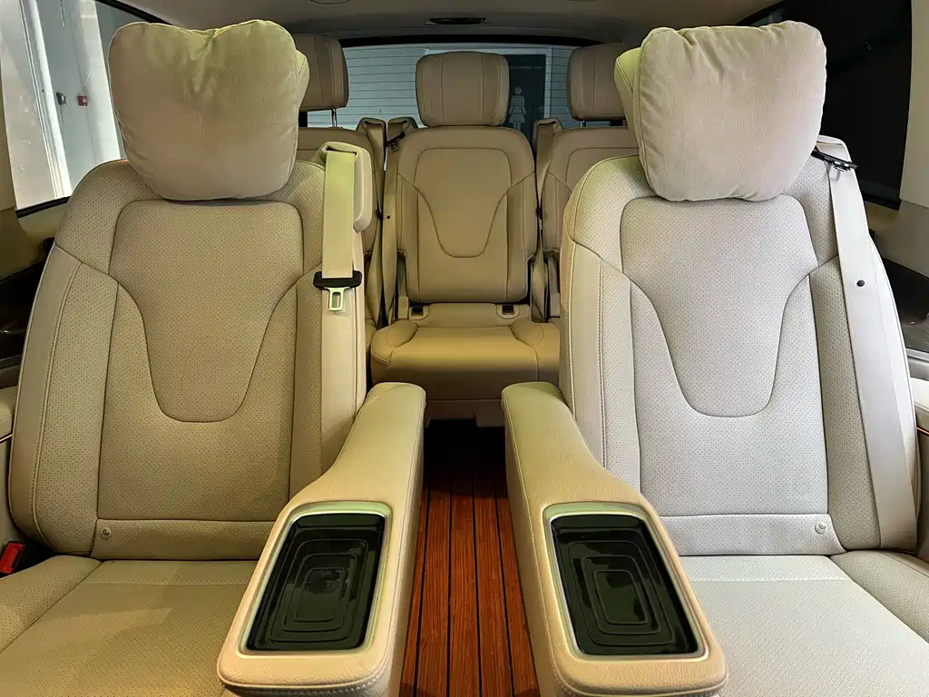 Mercedes-Benz V-Class 2023 — фото 14
