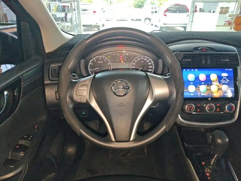 Nissan Tiida 2017 — фото 11