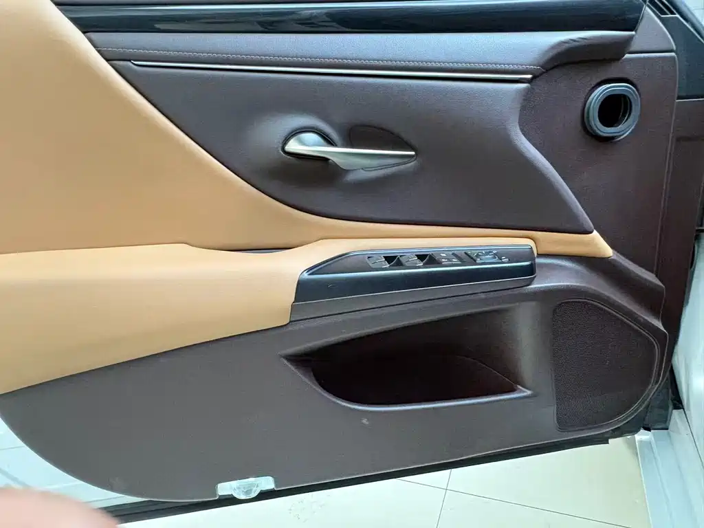 Lexus ES 2021 — фото 15