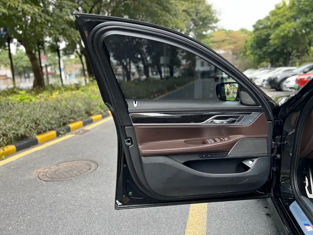 BMW 7 Series 2018 — фото 15