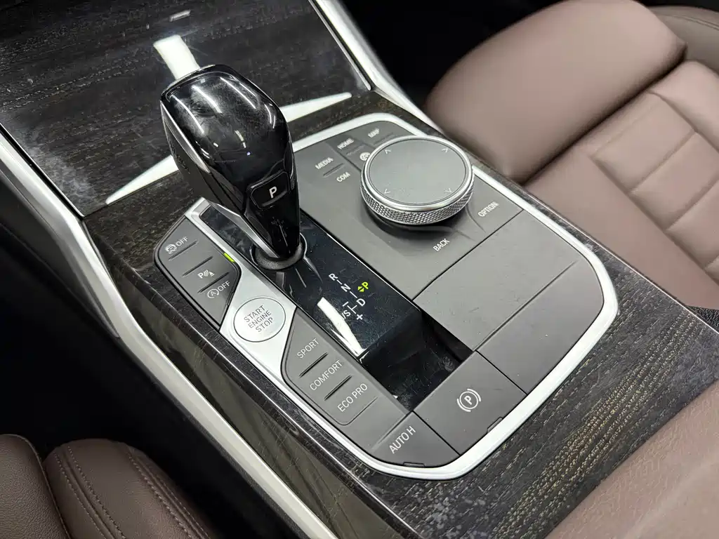 BMW 3 Series 2019 — фото 17