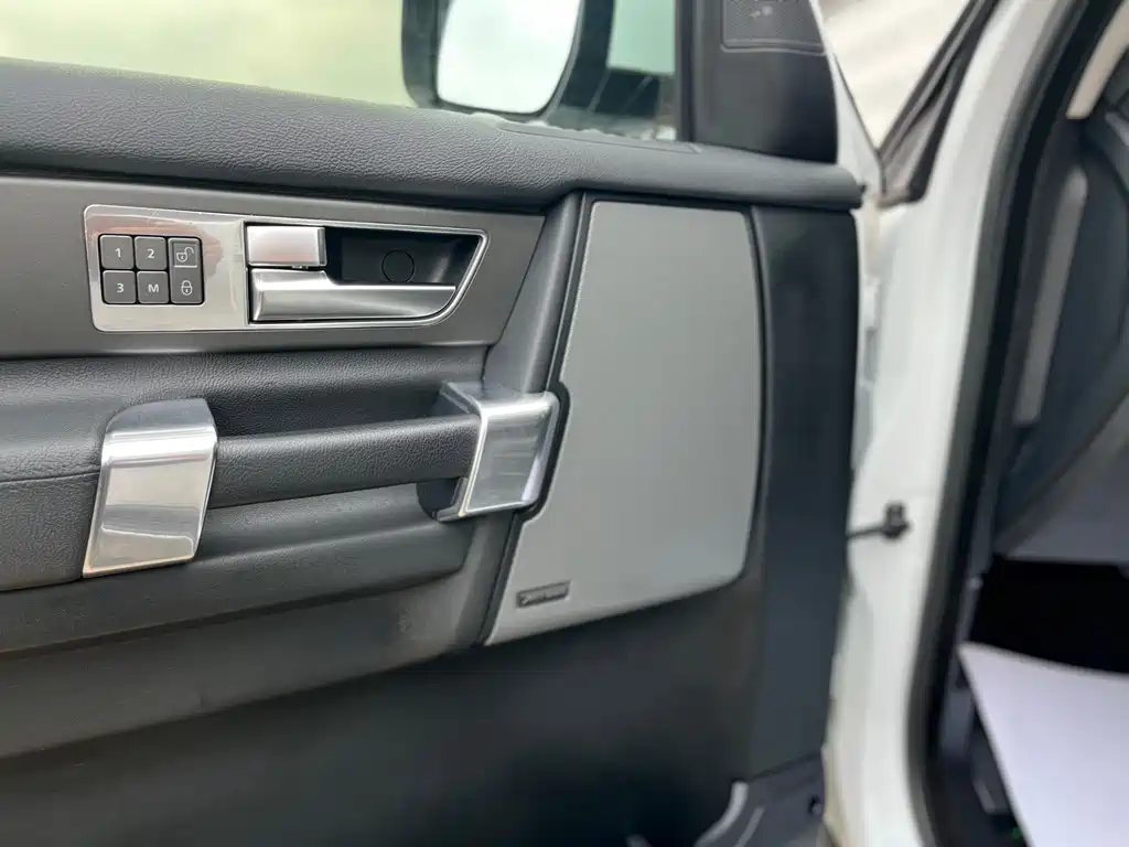 Land Rover Discovery 2016 — фото 9