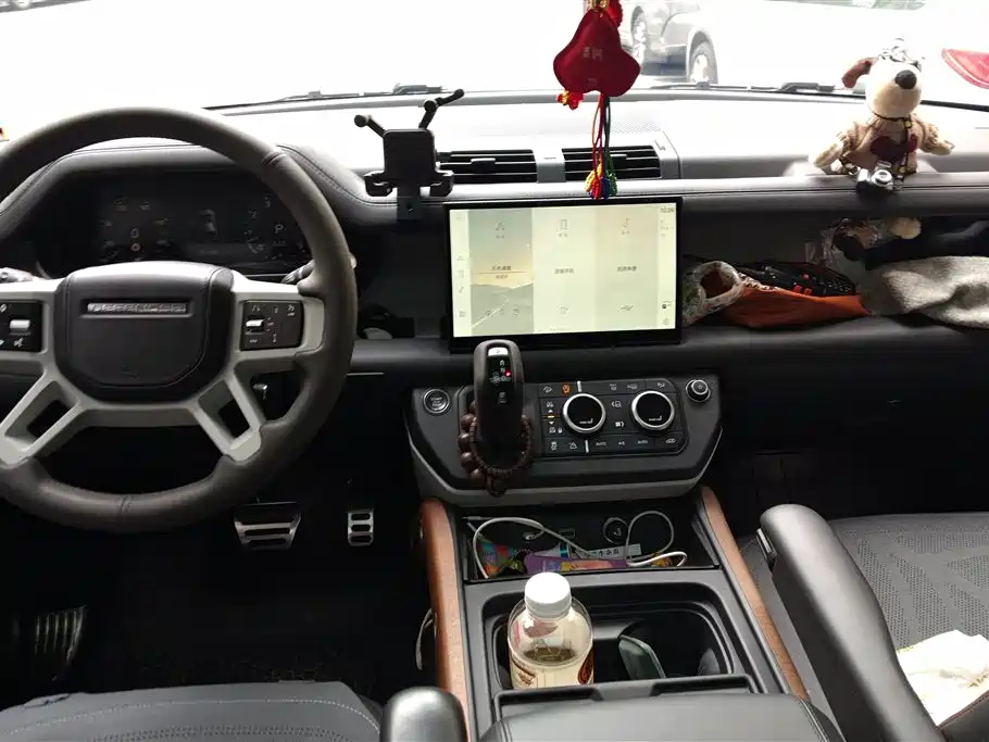 Land Rover Defender 2023 — фото 12
