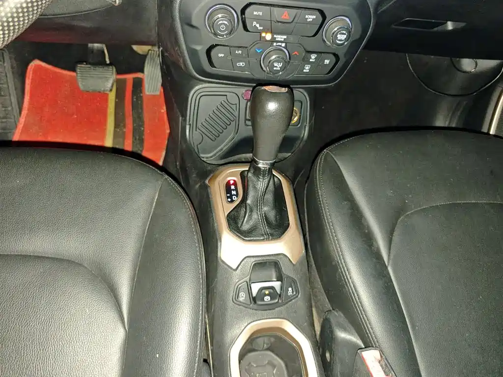 Jeep Renegade 2018 — фото 10