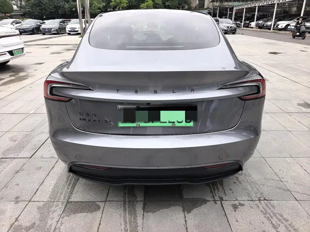 Tesla Model 3 2025 — фото 16