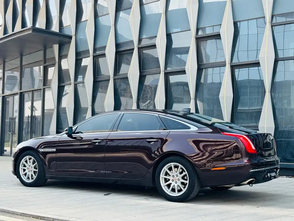 Jaguar XJ 2018 — фото 18
