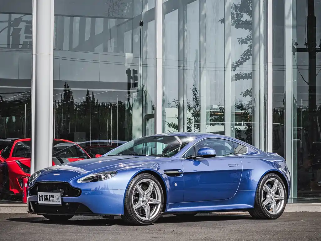 Aston Martin V8 Vantage 2018 — фото 1