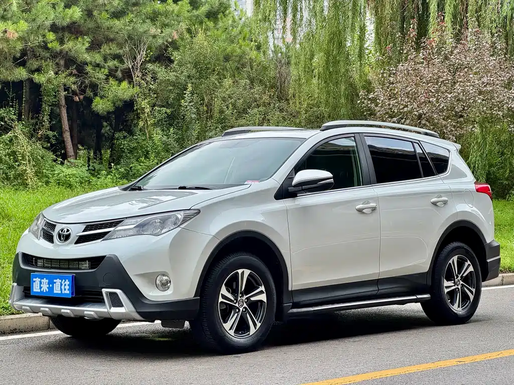 Toyota RAV4 2015 — фото 1