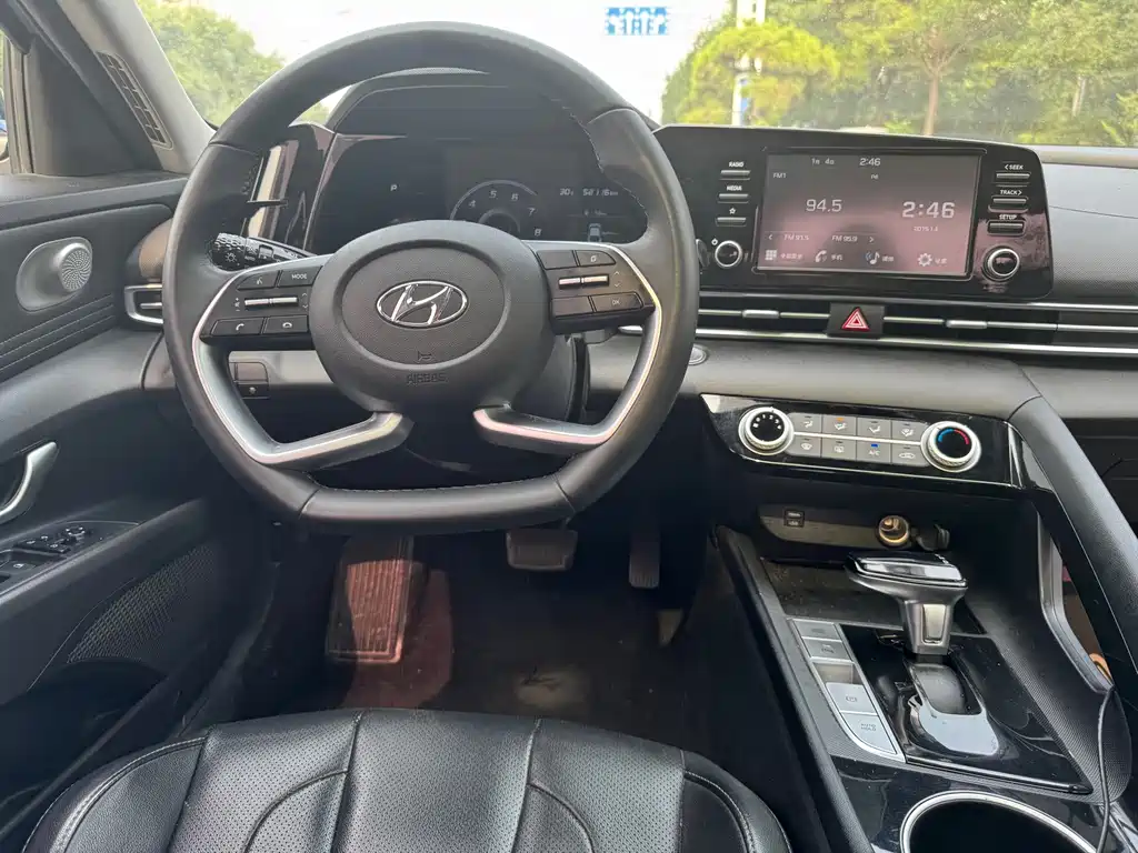 Hyundai Elantra 2022 — фото 11