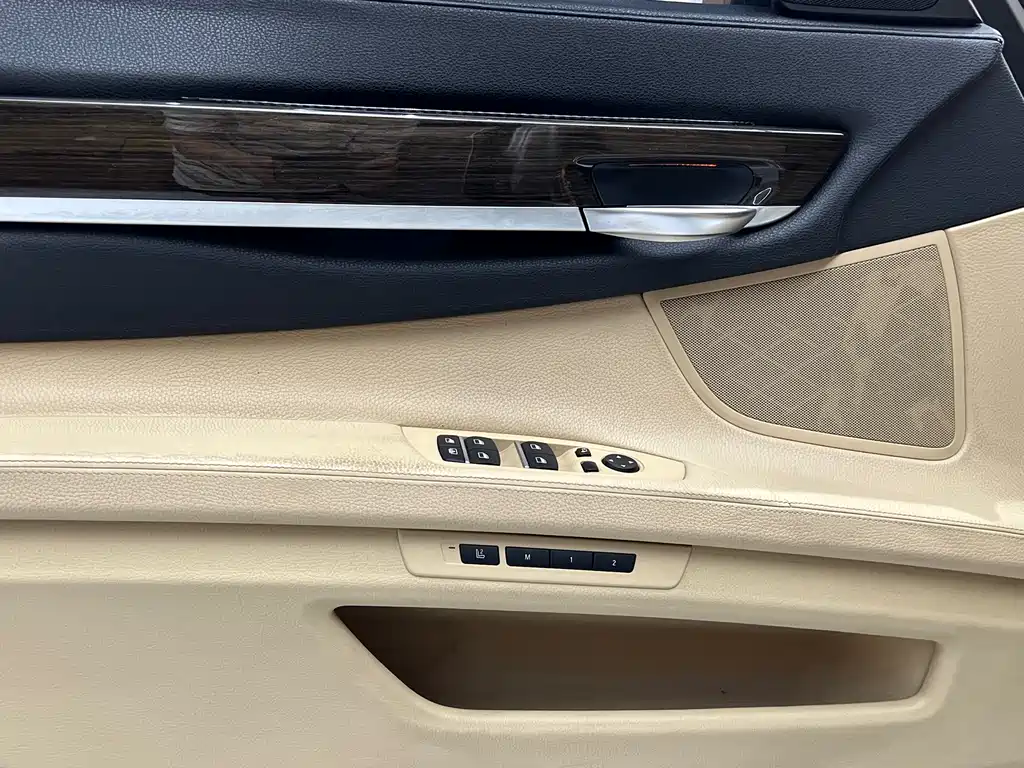 BMW 7 Series 2012 — фото 18