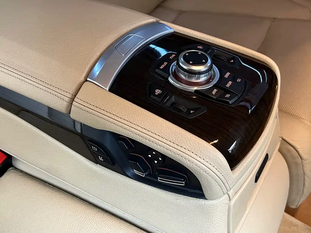 BMW 7 Series 2012 — фото 26
