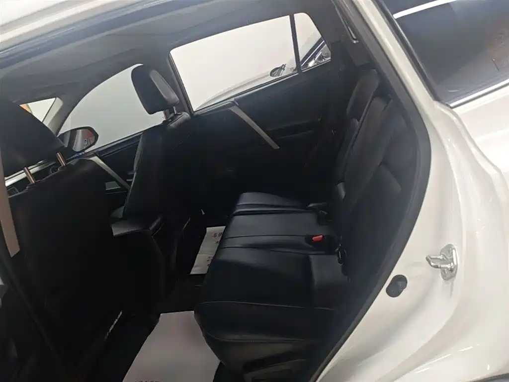 Toyota RAV4 2016 — фото 17