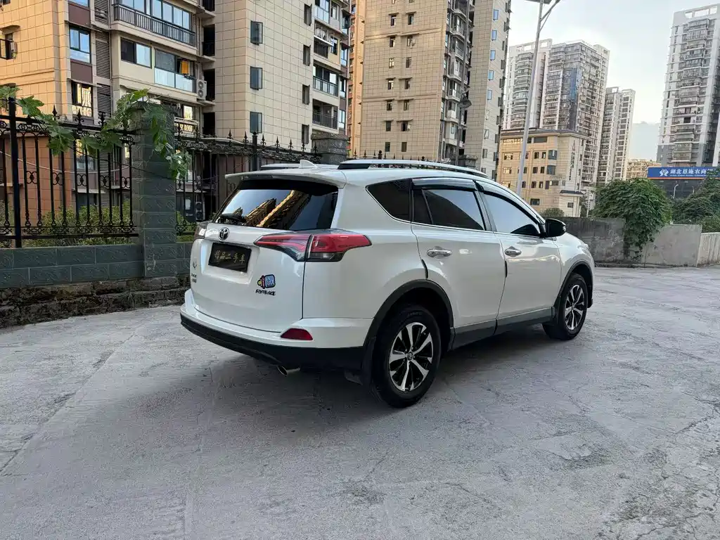 Toyota RAV4 2018 — фото 8