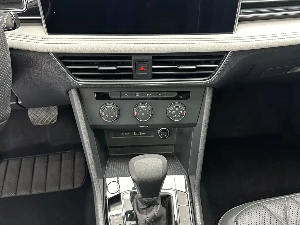 Volkswagen Tiguan L 2023 — фото 16