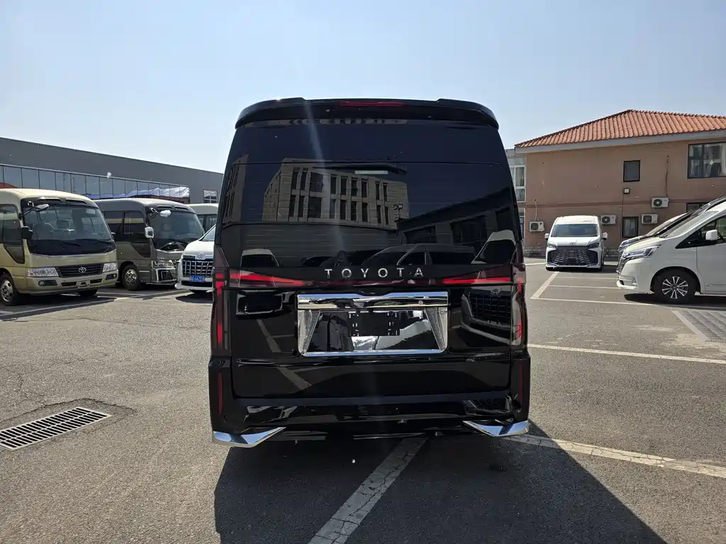 Toyota Hiace — фото 5