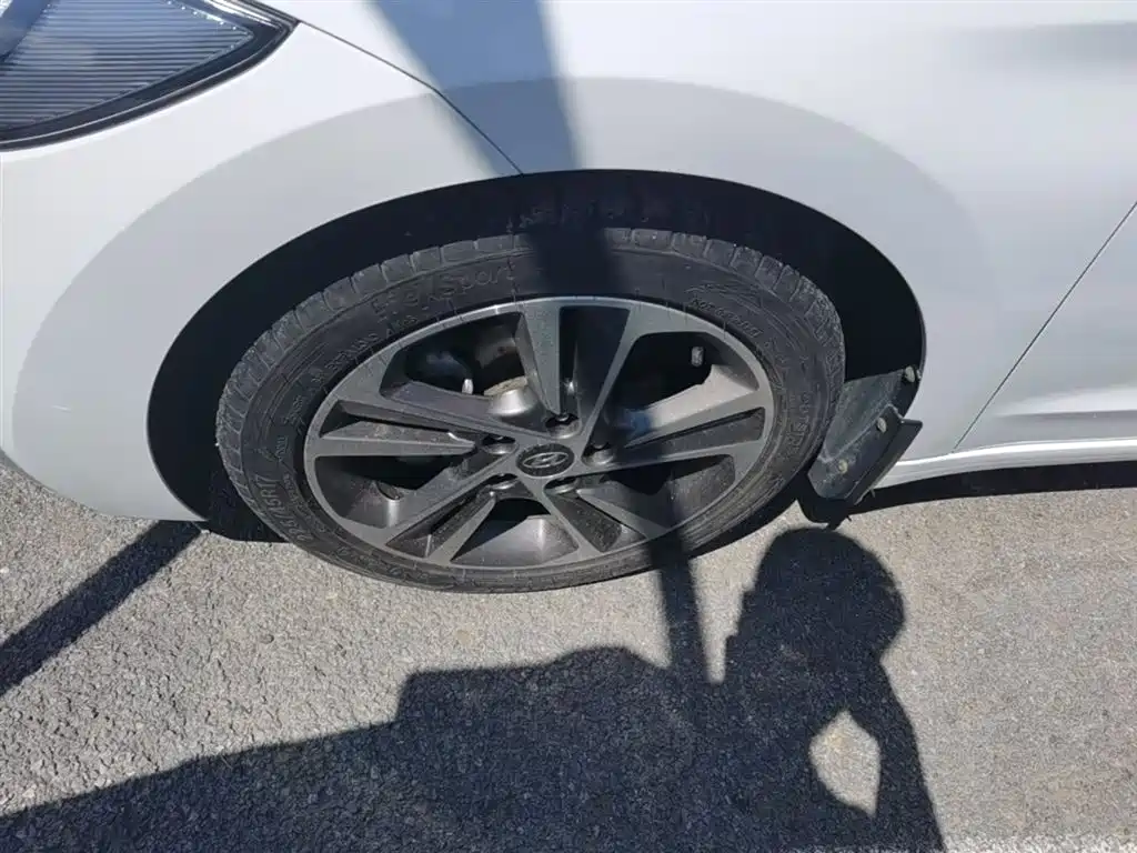 Hyundai Elantra 2018 — фото 23