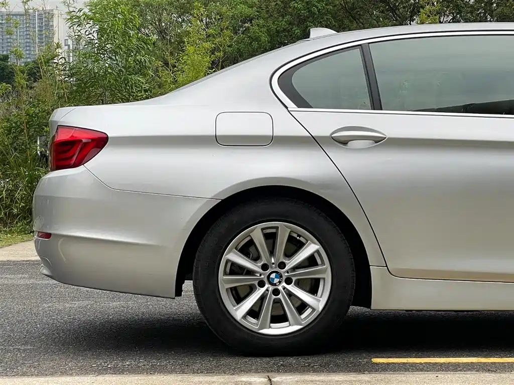 BMW 5 Series 2011 — фото 24