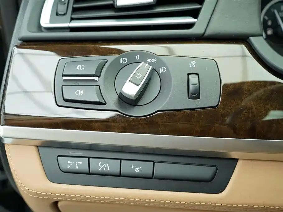BMW 7 Series 2011 — фото 10