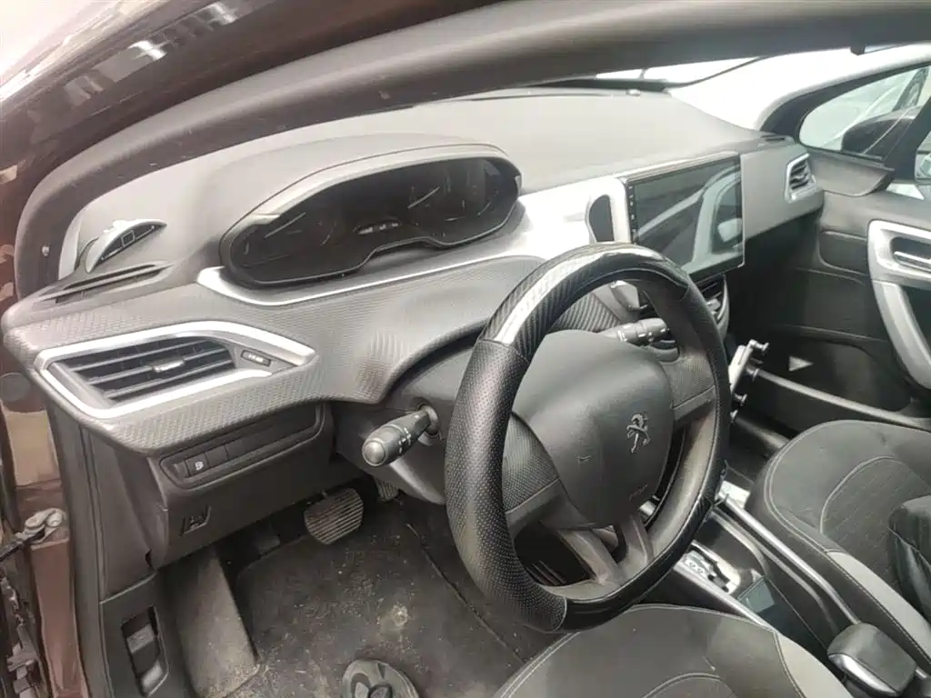 Peugeot 2008 2014 — фото 10