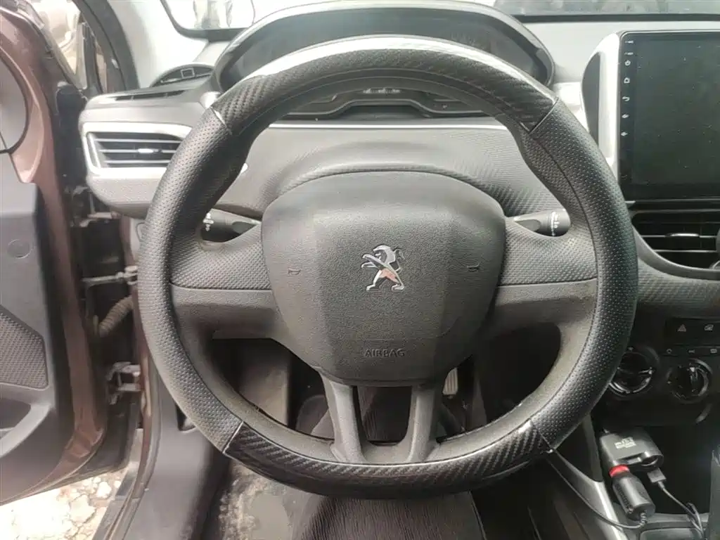 Peugeot 2008 2014 — фото 11