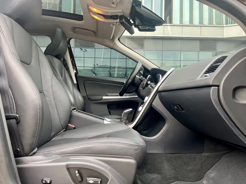 Volvo XC60 2017 — фото 10