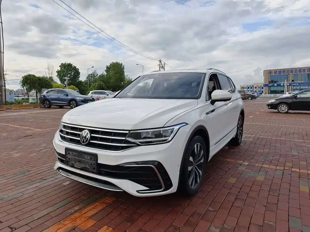 Volkswagen Tiguan L 2021 — фото 1