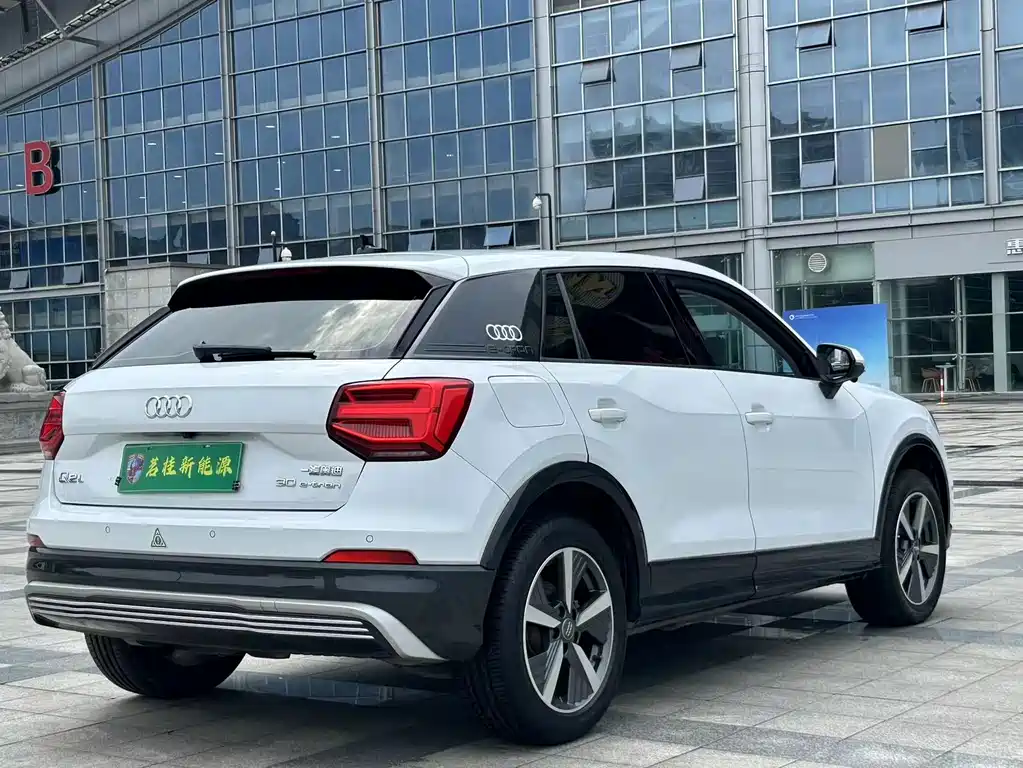 Audi Q2L E-Tron 2021 — фото 16