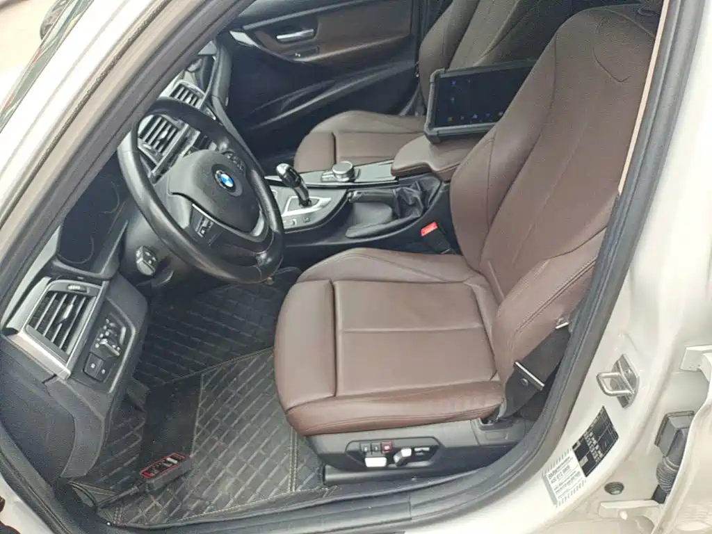 BMW 3 Series 2018 — фото 15
