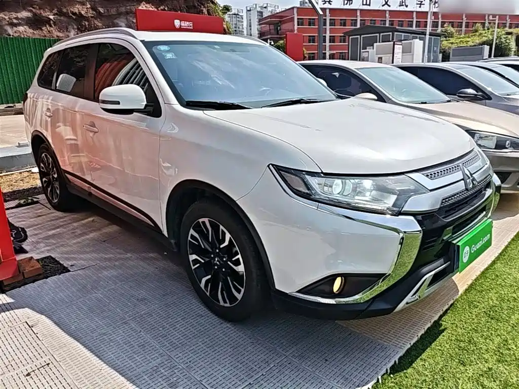 Mitsubishi Outlander 2019 — фото 4