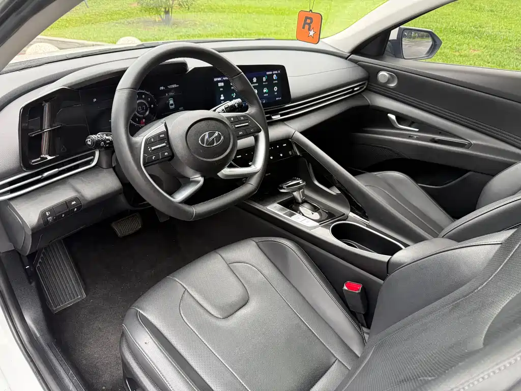 Hyundai Elantra 2022 — фото 11