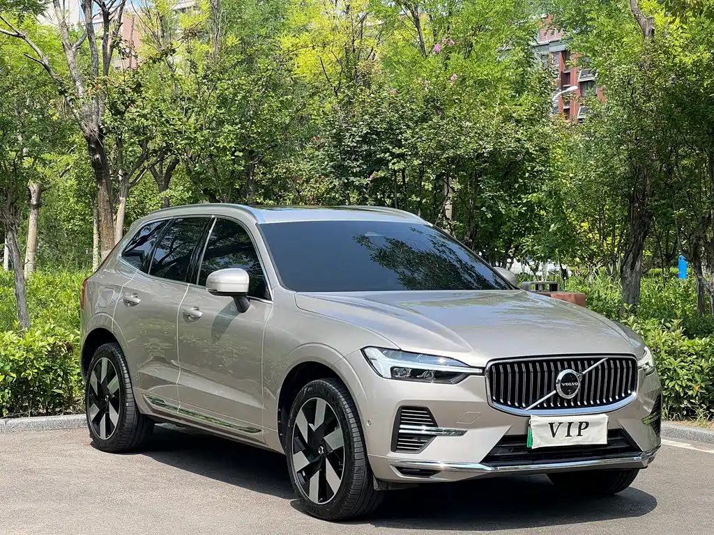 Volvo XC60 Plug-In Hybrid 2025 — фото 3
