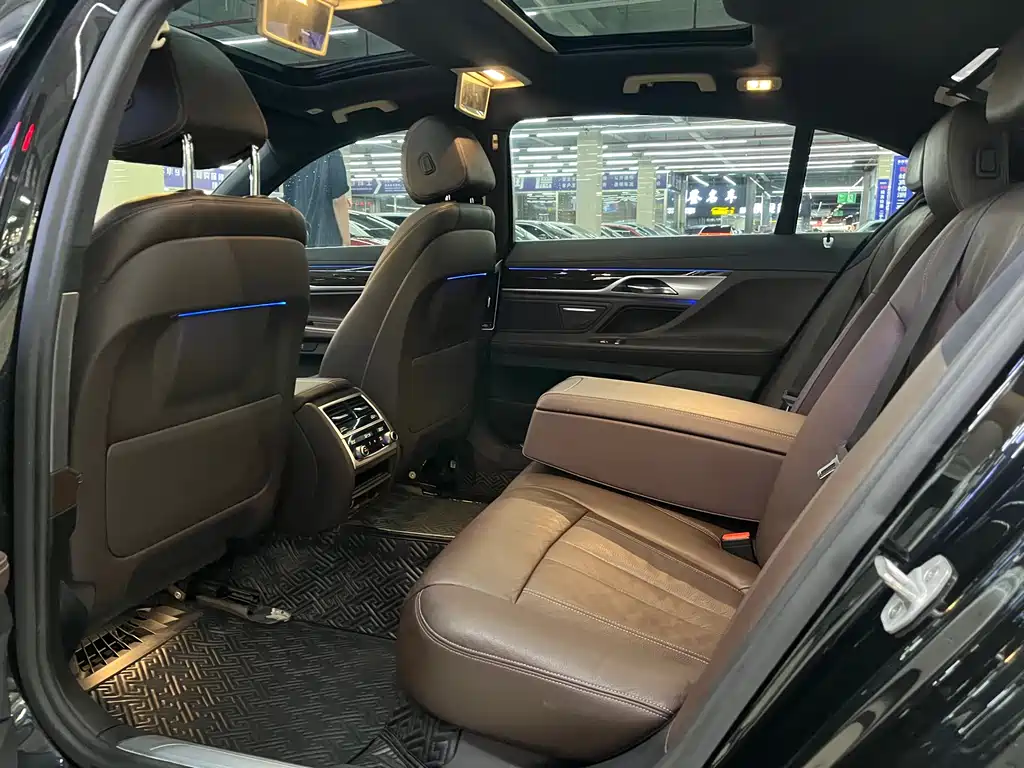 BMW 7 Series 2018 — фото 13