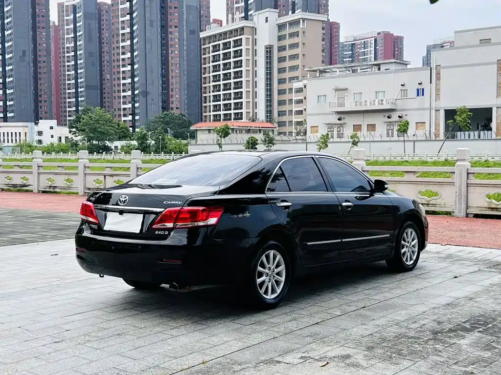 Toyota Camry 2010 — фото 9