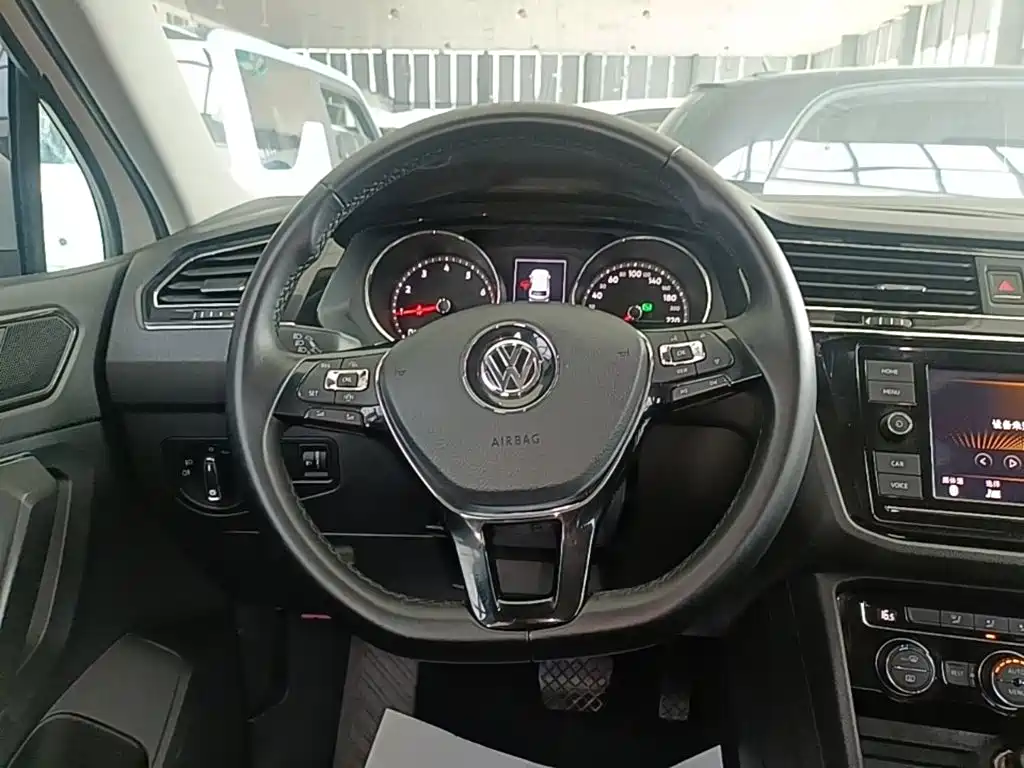 Volkswagen Tiguan L 2018 — фото 11