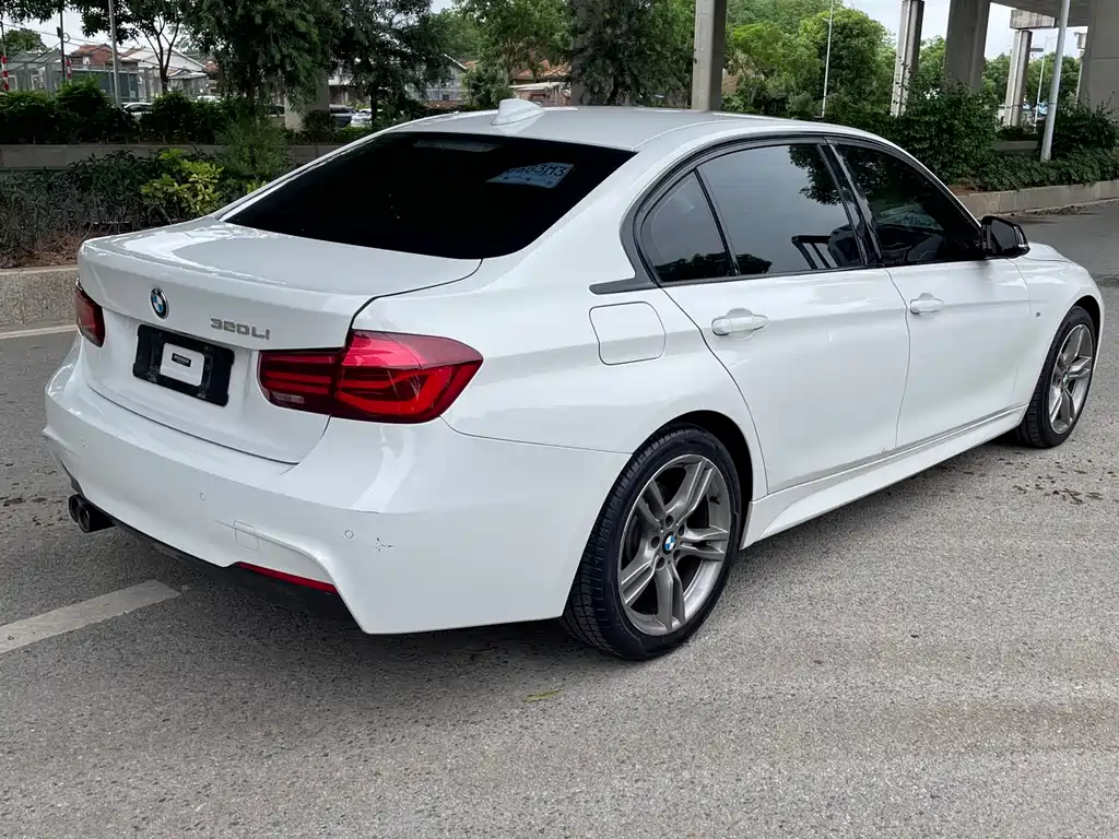 BMW 3 Series 2018 — фото 12