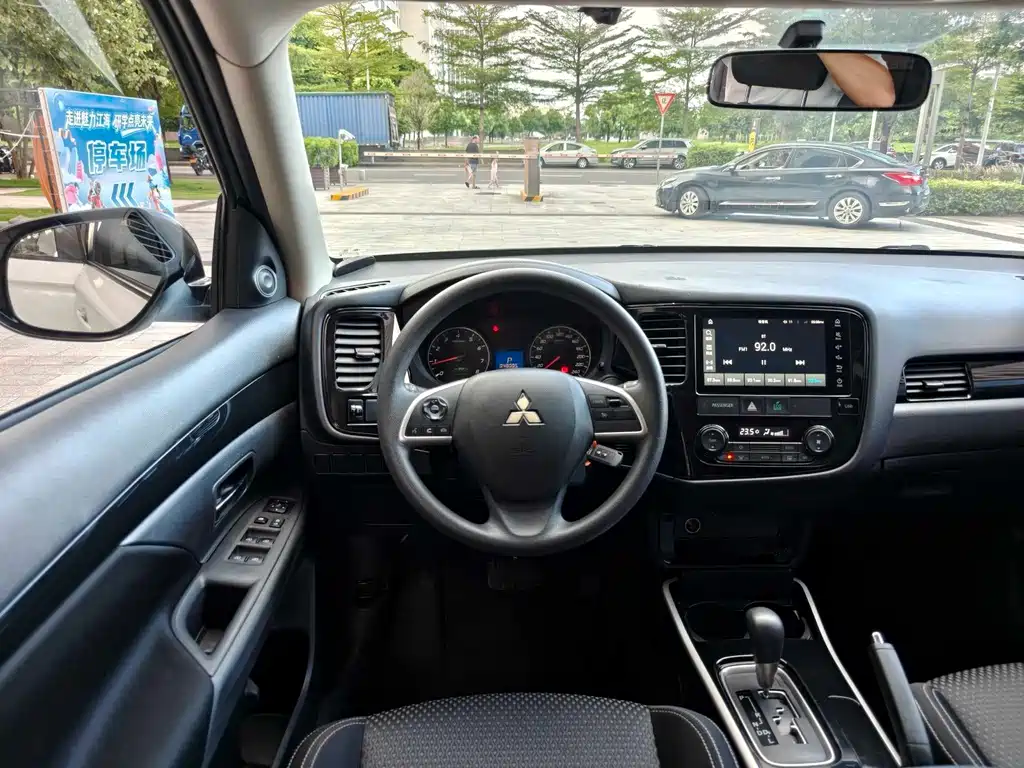 Mitsubishi Outlander 2021 — фото 12