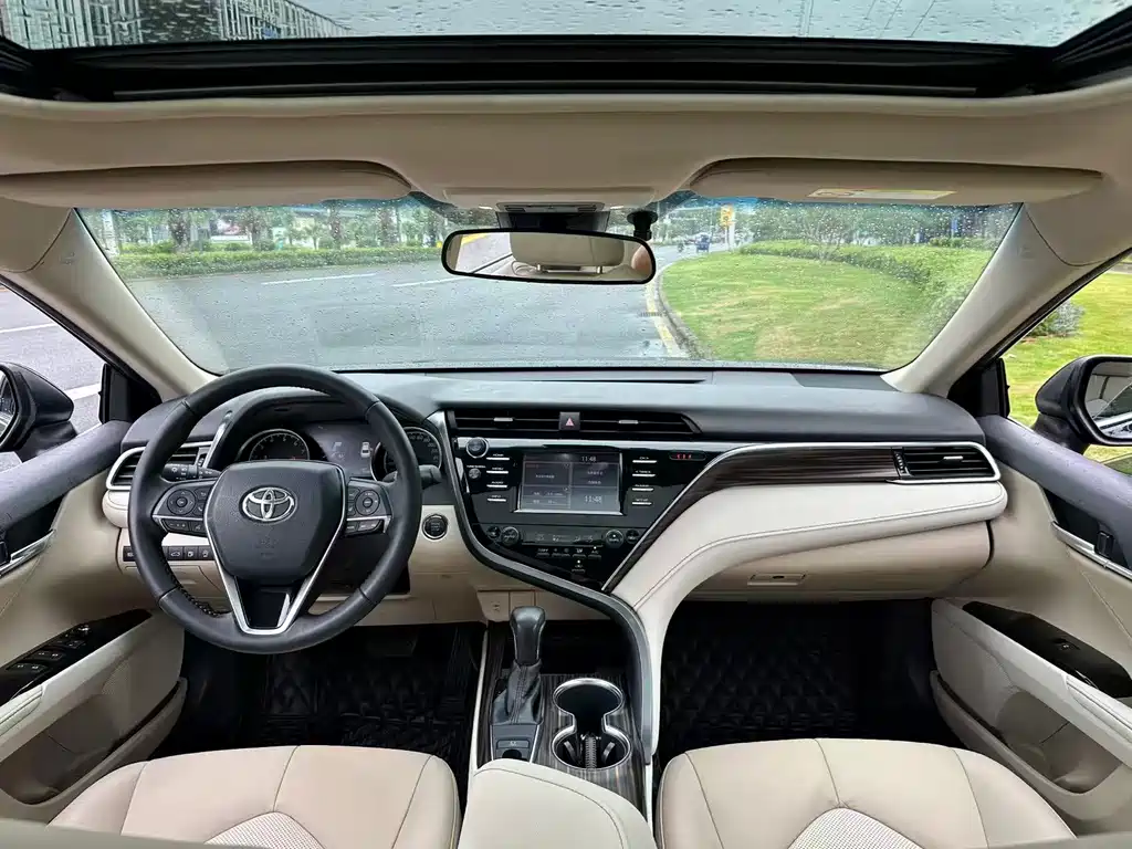 Toyota Camry 2018 — фото 8