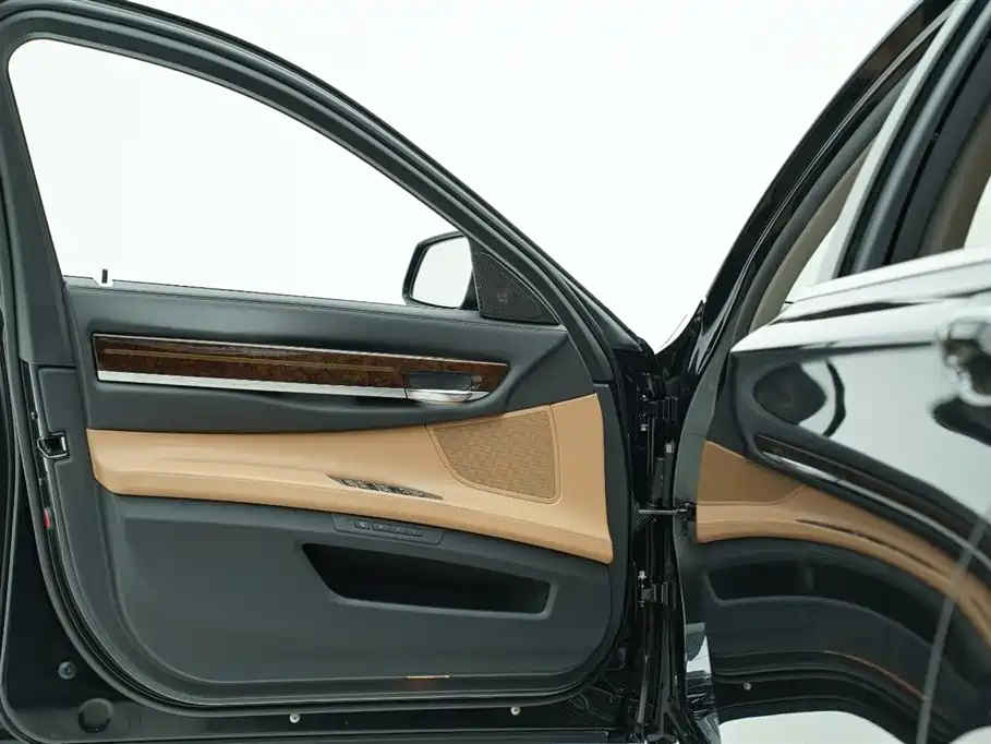 BMW 7 Series 2011 — фото 11