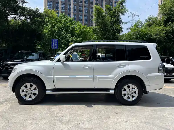 Mitsubishi Pajero 2020