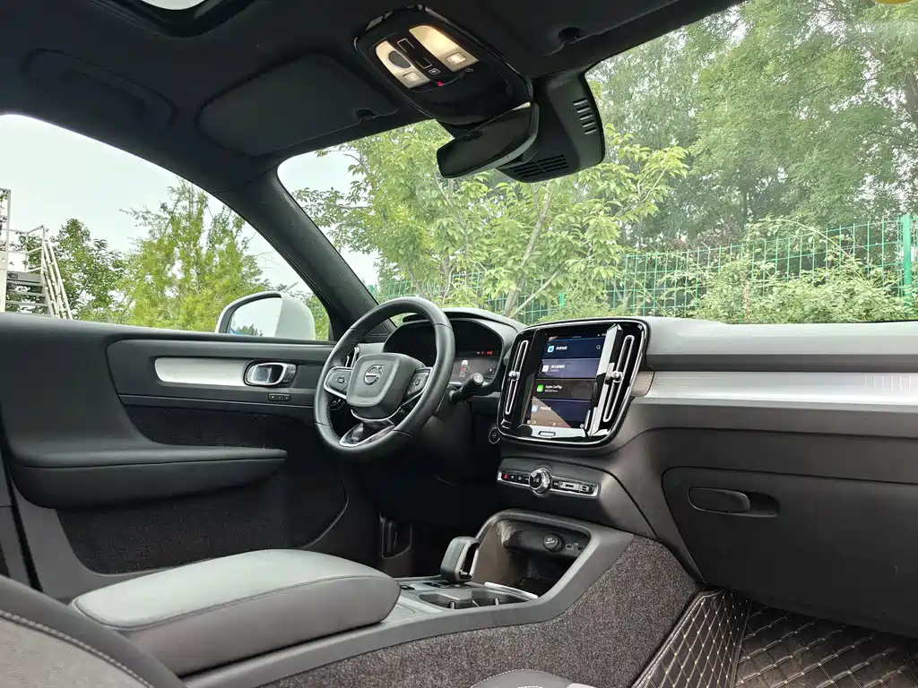 Volvo XC40 2023 — фото 16