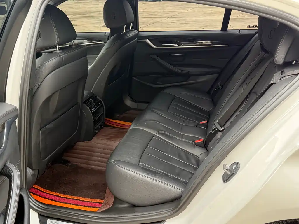 BMW 5 Series 2018 — фото 15