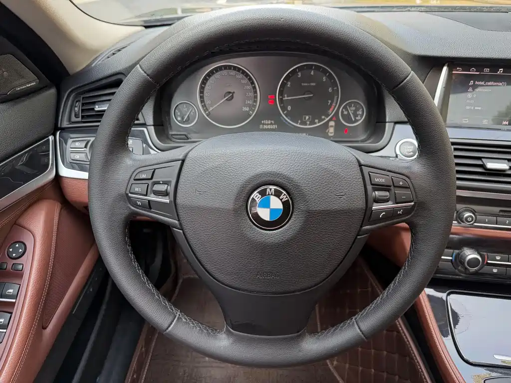 BMW 5 Series 2015 — фото 16