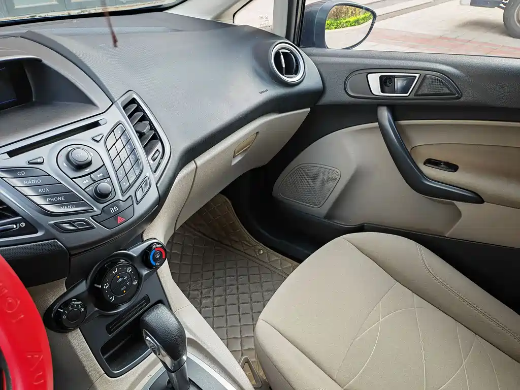 Ford Fiesta 2013 — фото 12
