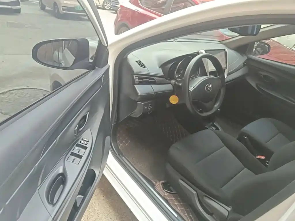Toyota Yaris L 2018 — фото 16