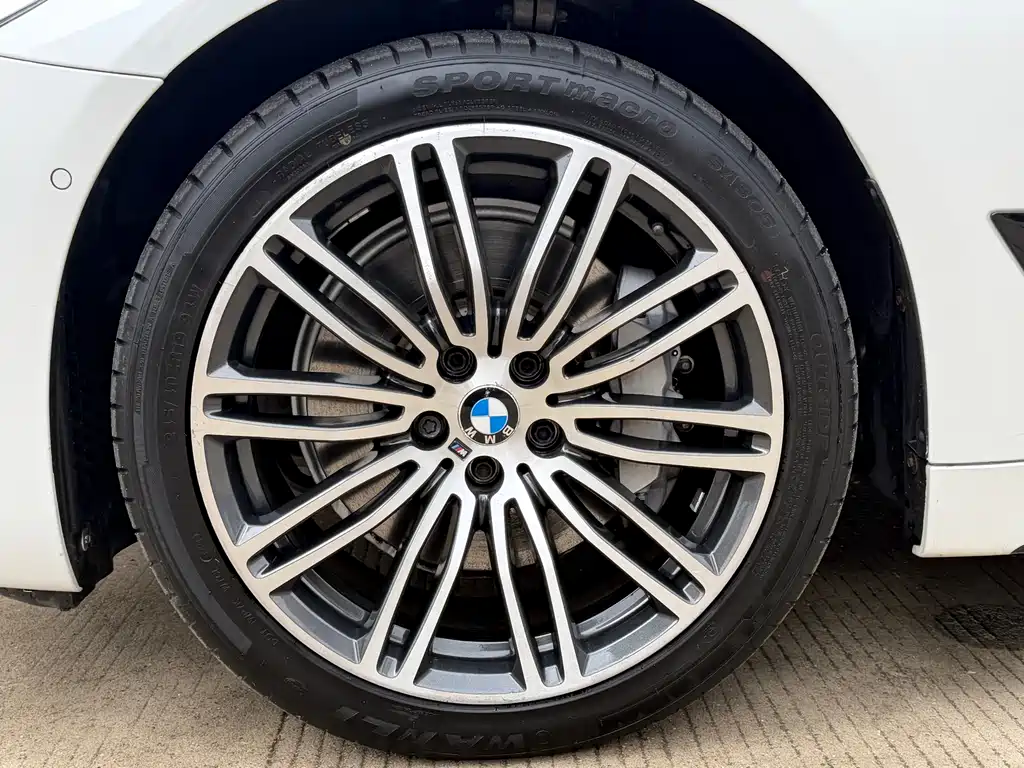 BMW 5 Series 2018 — фото 9
